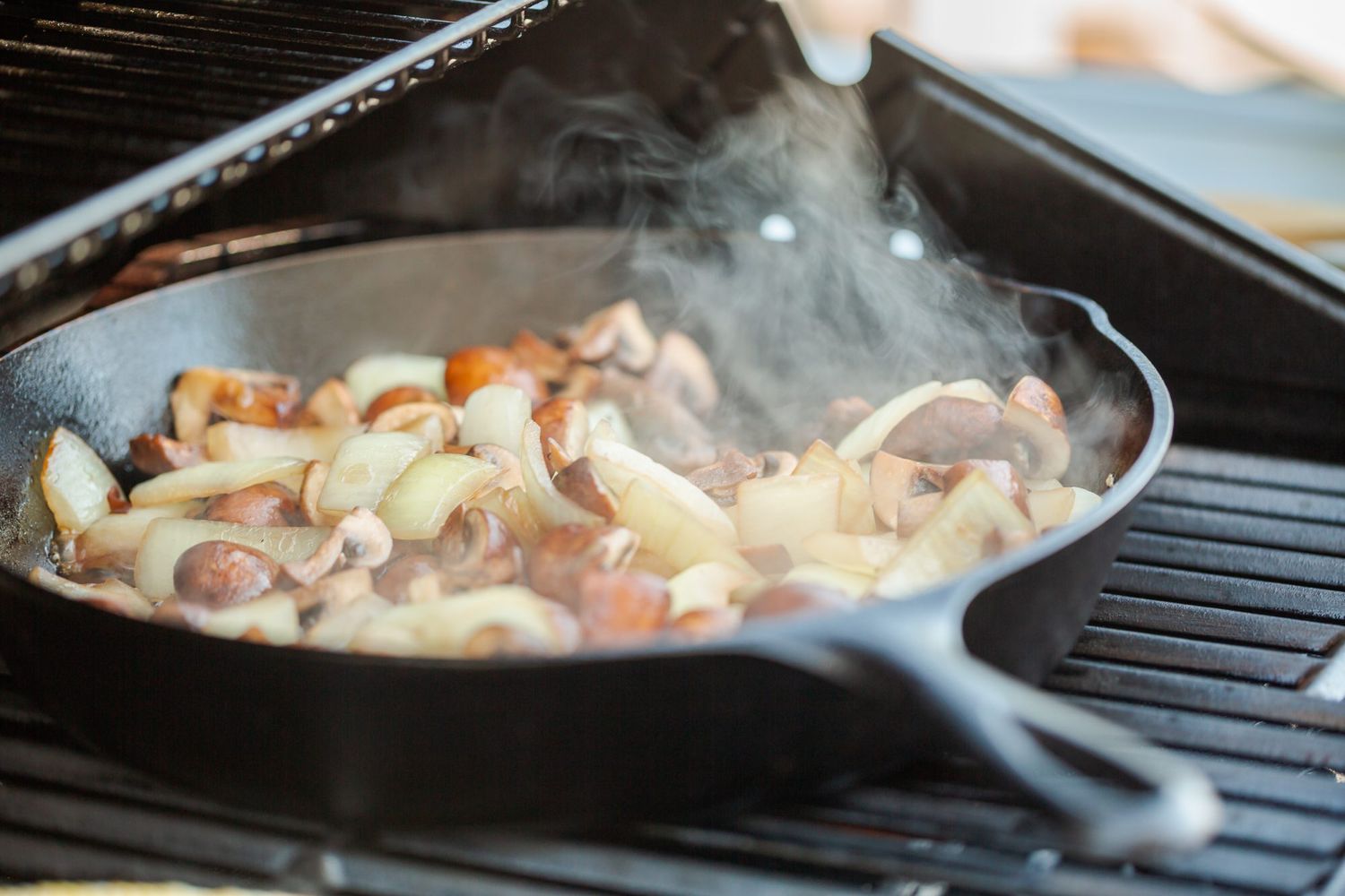 how long to cook 1 inch steak in cast iron skillet