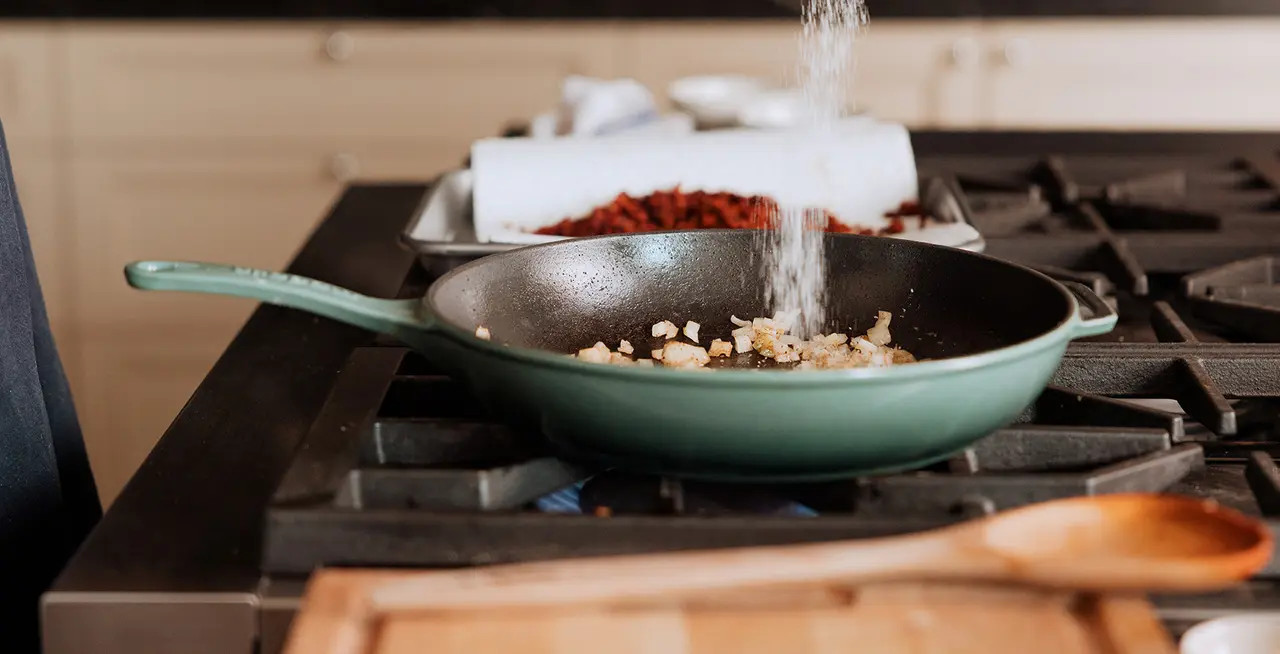 how long to cook chicken wings in cast iron skillet